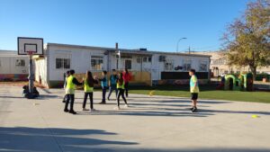 Handbol a les escoles 23-24 sessió pràctica amb alumnes de 3r a 6è de primària. Club Handbol Terrassa