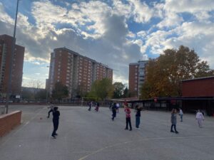 Handbol a les escoles 23-24 sessió pràctica amb alumnes de 3r a 6è de primària. Club Handbol Terrassa