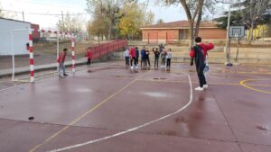 Handbol a les escoles 23-24 sessió pràctica amb alumnes de 3r a 6è de primària. Club Handbol Terrassa