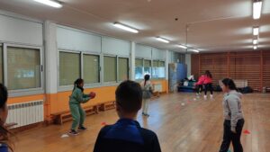 Handbol a les escoles 23-24 sessió pràctica amb alumnes de 3r a 6è de primària. Club Handbol Terrassa