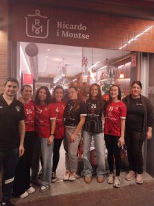 Visita del Ricardo i Montse Sènior Femení Handbol Terrassa al seu patrocinador